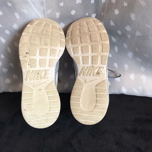 Nike Tanjun Gray / White Sneakers - 7.5 - Picture 7 of 13